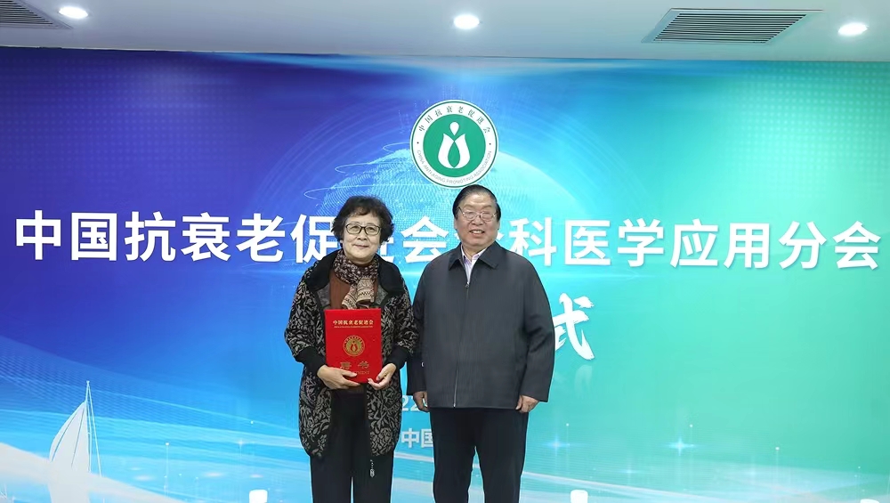 5.刘仁富理事长为顾问赵玉霞颁发聘书。.jpg