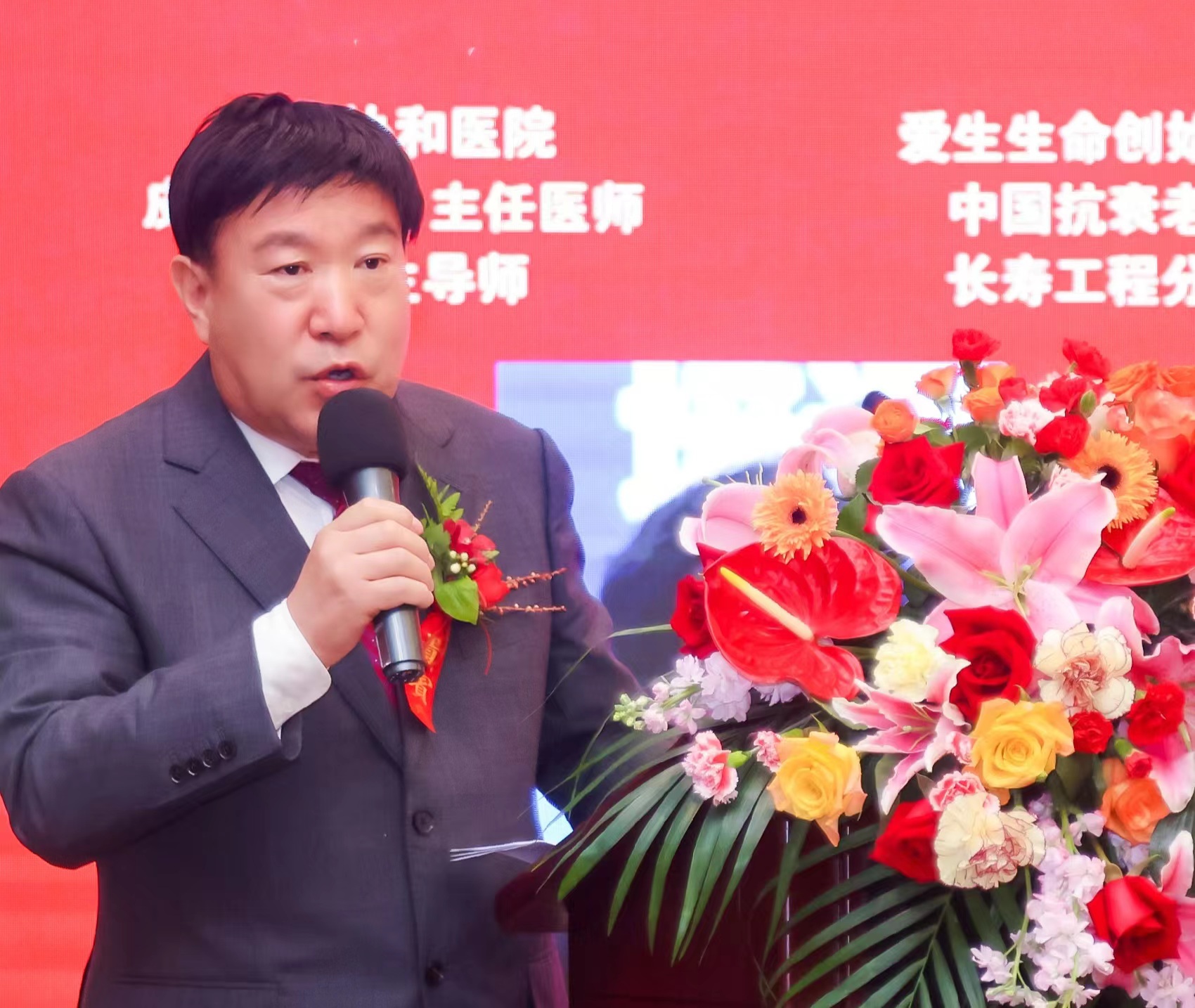 张百军教授主持专题对话。.jpg